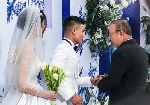 View - 	Dàn cầu thủ nô nức dự đám cưới Quang Hải, Hoà Minzy tới muộn | Xã hội 360 | trithuccuocsong.vn